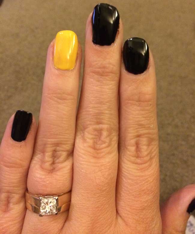 black-gold-nails